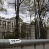 Venäjän suurlähetystön edessä olevassa aidassa tarra, jossa lukee Stop War! 