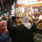 Asiakkaita jemeniläisellä ruokatorilla.