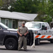 EN polis står utanför Robb Elementary School i Texas, där en 18-årig sköt minst 21 personer till döds. 