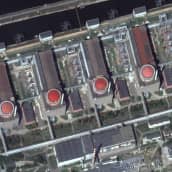 Perjantaina otetussa satelliittikuvassa Zaporižžjan ydinvoimalasta ei näy uusia jälkiä tulituksesta.