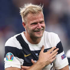 Paulus Arajuuri på planen efter matchen mot Belgien i fotbolls-EM.