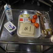Savonlinnalaisille etäkoululaisille jaettava ruokapaketti Mertalan koulun keittiössä.