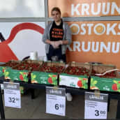 Kesätöissä oleva punkaharjulainen Lotta Silvennoinen mansikanmyyntipisteellä K-Market Kruunun edustalla.