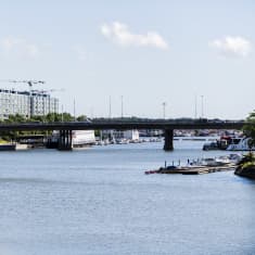 Kuvassa on näkymä Helsingin Pitkältäsillalta Hakaniemen sillalle heinäkuussa 2020.