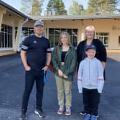Kuvassa Lestin koulun rehtori Niko Aihio sekä oppilaat Ninni Kuorikoski ja Eino Laitala sekä opettaja ja Paula Jokela.