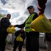 Vapaaehtoiset jakavat ruokaa Harkovassa.