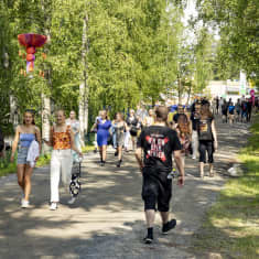Festivaalivieraita pääsisäänkäynnillä Provinssissa Seinäjoella.