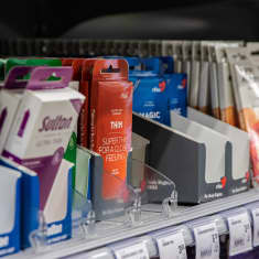 Erimerkkisiä ja erivärisiä kondomipakkauksia kaupan hyllyssä.