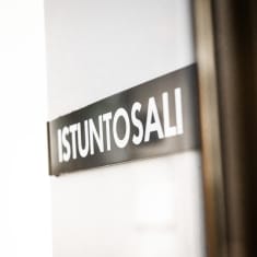 Istuntosalin kyltti Tampereen oikeustalolla.