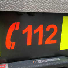 112 hätänumeroteippaus pelastuslaitoksen ajoneuvon nokassa.