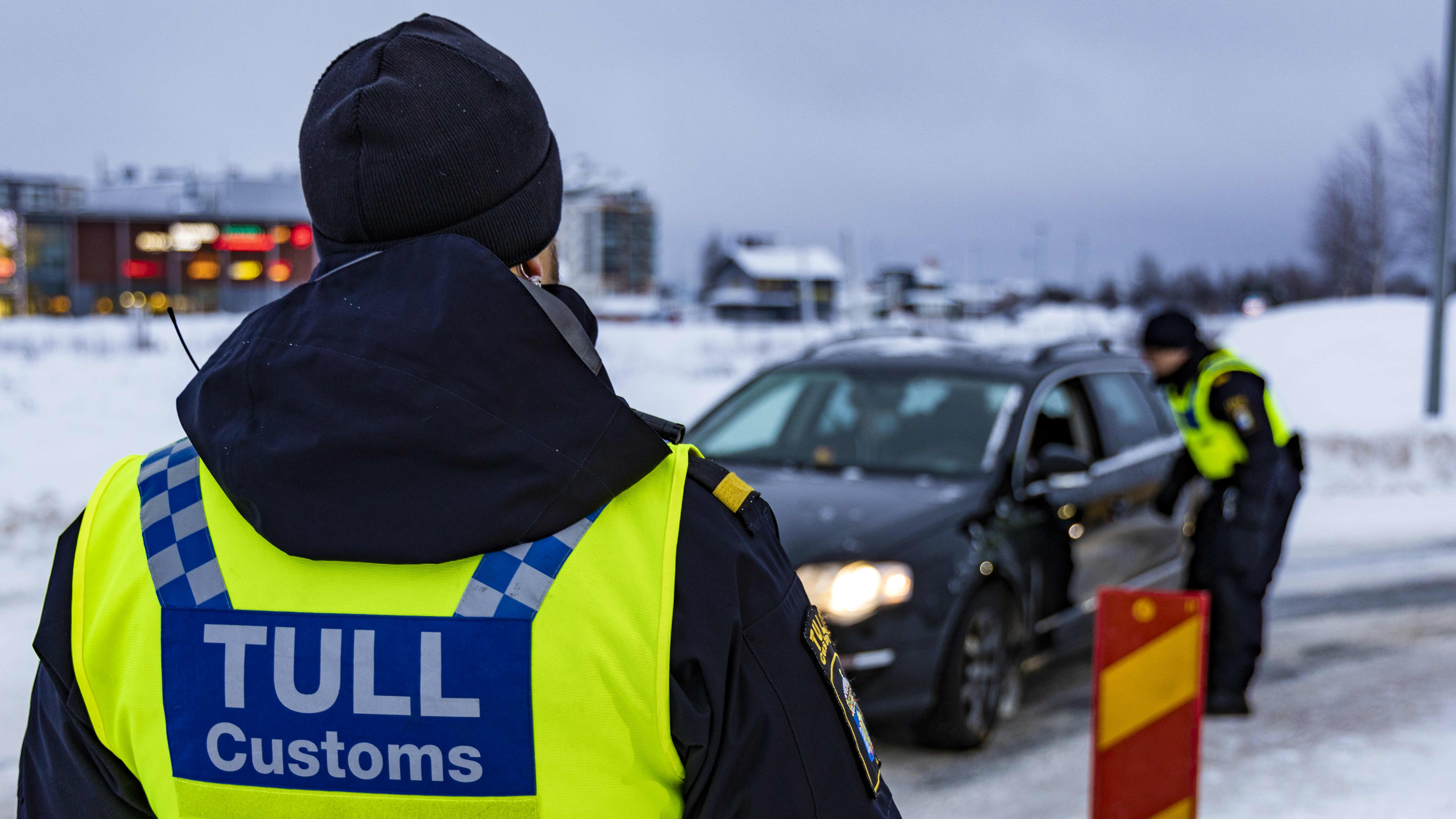 Ruotsin poliisi ja tulli tarkastavat rajanylittäjiltä koronatestin. 