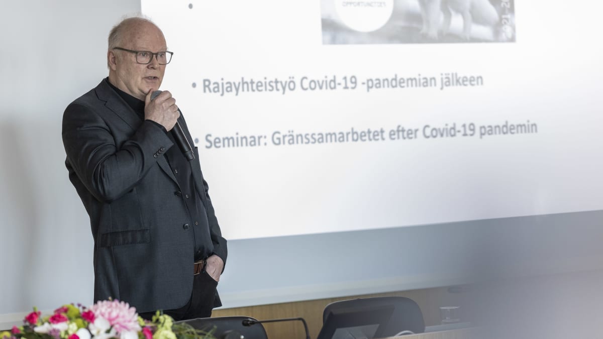 Norrbottenin kauppakamarin projektijohtaja Robert Forsberg puhuu rajayhteistyöseminaarissa Torniossa.