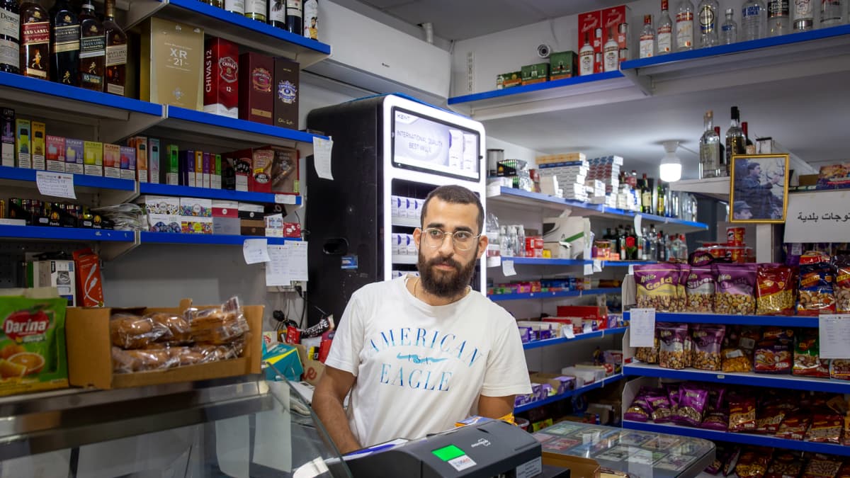 Rudy Saab myy elintarvikkeita kaupassaan Mar Mikhaëlin kaupunginosassa Beirutissa.