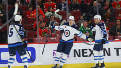 Saku Mäenalanen juhlistaa maaliaan Chicago Blackhawksia vastaan jääkiekon NHL-liigassa.