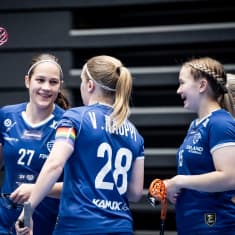 Oona Kauppi, Veera Kauppi ja Miisa Turunen salibandymaaottelussa Ruotsia vastaan lokakuussa 2023.