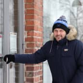 Jääkiekkovalmentaja Antti Pennanen koettaa avata kahvilan ovea talvella