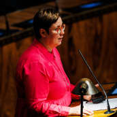 Merja Kyllönen puhuu eduskunnan täysistuntosalissa 20. huhtikuuta 2022.
