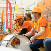 Karhu Basketin oranssiin pukeutuneet kannattajat soittavat rumpuja Korisliigan finaaleissa 2021.
