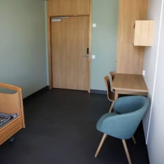 Uusissa psykiatrian tiloissa on potilaille omat huoneet, joissa on sähky, työpöytä ja nojatuoli. Kesäkuussa otetussa kuvassa on psykiatrisen osaston potilashuone Rovanimemellä.