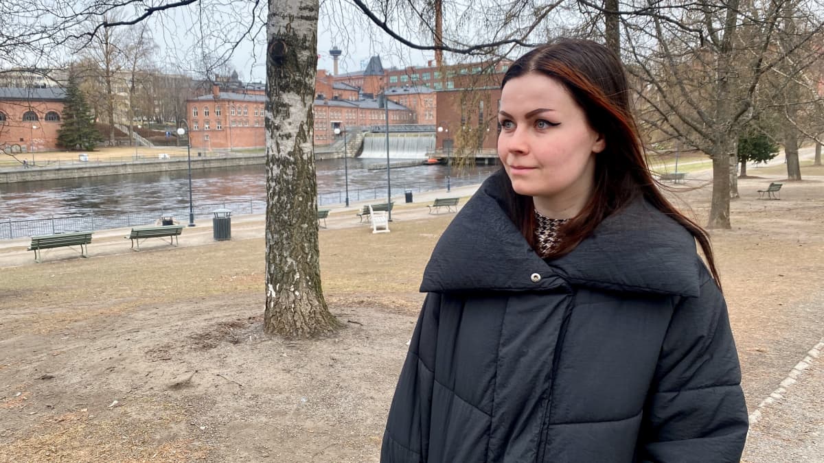 Hämeenlinnasta Tampereelle saapunut Ronja Nyberg katselee ympärilleen Hämeenpuistossa.