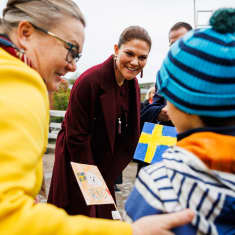 Ruotsin kruununprinsessa Victoria tervehtii lasta.