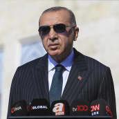 Recep Tayyip Erdogan aurinkolasit päässään.