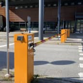 Rajatarkastusaseman puomit ovat kiinni tyhjällä asemalla.