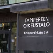 Tampereen oikeustalon kyltti ja pääovi