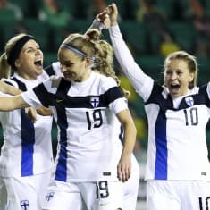 Finlands damlandslag jublar efter segrmålet mot Skottland.
