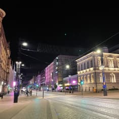Tampereen Hämeenkatu värikkäässä yövalaistuksessa. Etualalla Raatihuone.