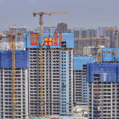 Halvfärdiga flervåningshus och lyftkranar i Kina.