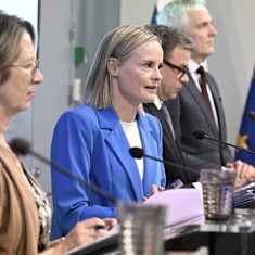 Sari Essayah, Riikka Purra, Petteri Orpo ja Anders Adlercreutz tiedotustilaisuudessa.