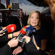 Magdalena Andersson saapuu vaalivalvojaisiin.