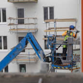 Rakennusmies työskentelee uudiskohteessa