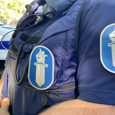 lähikuva poliisin virka-asusta