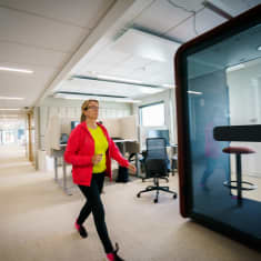 Tuotekoordinaattori Sari Lappalainen kävelemässä työpisteelleen Opetushallituksen kolmannessa kerroksessa.
