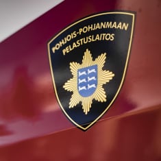 Jokilaaksojen pelastuslaitos ja Oulu-Koillismaan pelastuslaitos yhdistyivät Pohjois-Pohjanmaan pelastuslaitokseksi 1.1.2023. Paloautojen kyljessä uudet teippaukset