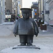 Toripolliisi-patsas Oulun kauppatorilla