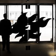 En glasdörr med Helsingfors universitets logotyp
