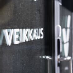 Veikkaus yhtiön teksti ovessa.