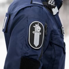 Kuvituskuvia poliiisipartiosta talvisessa ympäristössä.