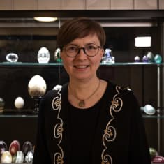 Teresa Töntsi pääsiäismuna-näyttelyssä Riisa-museossa Kuopiossa.