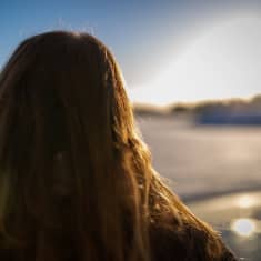 Kuvassa anonyymi nainen rannalla, Marjaniemi, 11.1.2019.