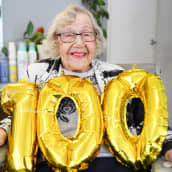 100-vuotias parturi-kampaaja Aira Ehrlund käy töissä joka päivä