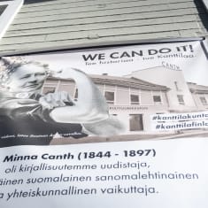 Kanttilan ulkoseinällä oleva posteri, jossa kerrotaan Minna Canthista ja pyydetään lahjoittamaan rahaa toimintaan.