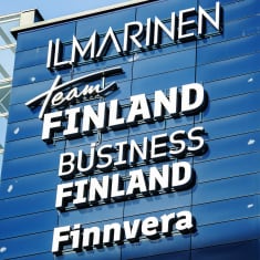 Muun muassa Business Finlandin kyltti on kuvattu Helsingin Porkkalankadulla joulukuussa 2020,