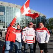 Tanska-kannattajia ennen Kanada-ottelua Helsingin jäähallin edessä. 