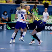 Daniela Westerlund kamppailee kahden Ruotsin pelaajan kanssa. 