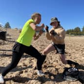 Kalajoen beachfutis-turnauksen osallistujat Satu Lindberg Tenaladyistä Siuntiosta ja Karoliina Hievanen Turun Taistelu-uimareista seisovat Kalajoen Hiekkasärkillä.