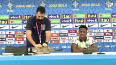 Pöydälle hypännyt kissa varasti huomion Brasilian jalkapallomaajoukkueen lehdistötilaisuudessa MM-kisoissa Dohassa 7.12.2022.